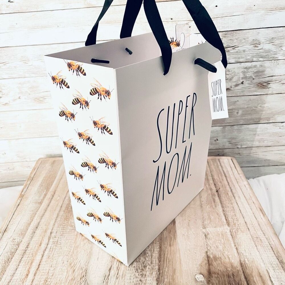 NWT Rae Dunn White Super Mom gift bag with bees & hanging to:/from: little card